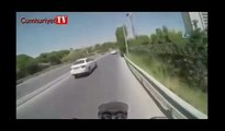 Motosiklet kazası kask kameradasında: İki araç aniden sıkıştırınca...