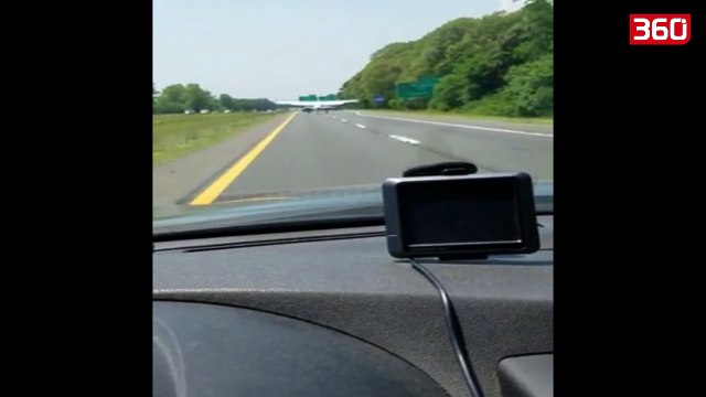 Terrorizohen njerëzit, piloti e ul avionin në mes të autostradës (360video)