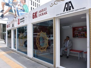 Otobüs Beklerken Kitap Okuyup Kahve Içiyorlar