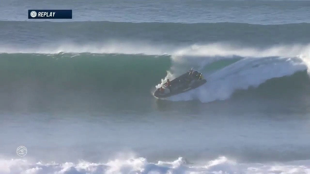 Ce bateau de secours prend la vague en mode surfeur