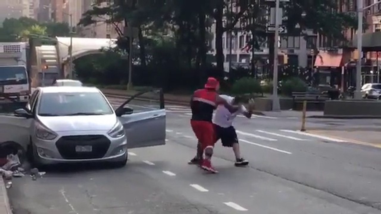 Enorme bagarre en pleine rue entre un automobiliste et un passant... Road Rage