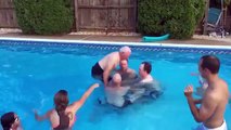 Un grand père fait un salto arrière dans une piscine!