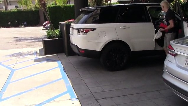 Ariel Winter Forgets Her Pants While Running Errands