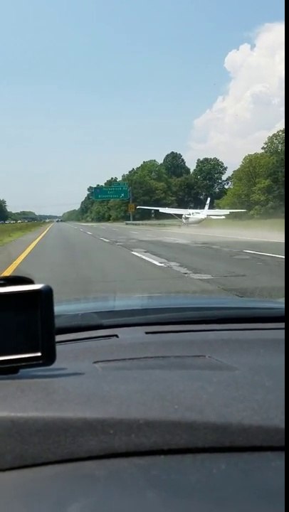 Un avion atterrit d'urgence sur une autoroute