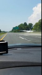 Un avion atterrit d'urgence sur une autoroute