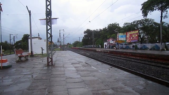 Last Lap Overtake - YPR - HWH Duronto Rushes through Monsoon Drizzle- Oct' 2013 !!!