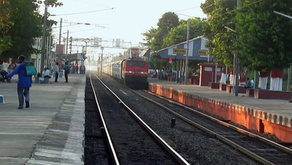 Through Golden Rays - WAP-4 Ajmer - Sealdah sprints and curves !!!