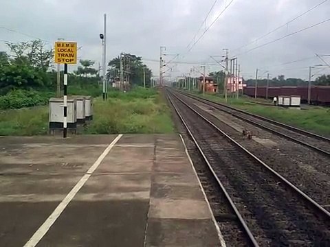 Sealdah Rajdhani with two Swarna Shatabdi Coaches.3gp