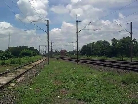 1447 Up Jabalpur- Howrah Shaktipunj Express cruising past Baruipara Station.3gp