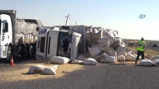 Saman Yüklü Kamyon Devrildi: 1'i Ağır 8 Yaralı