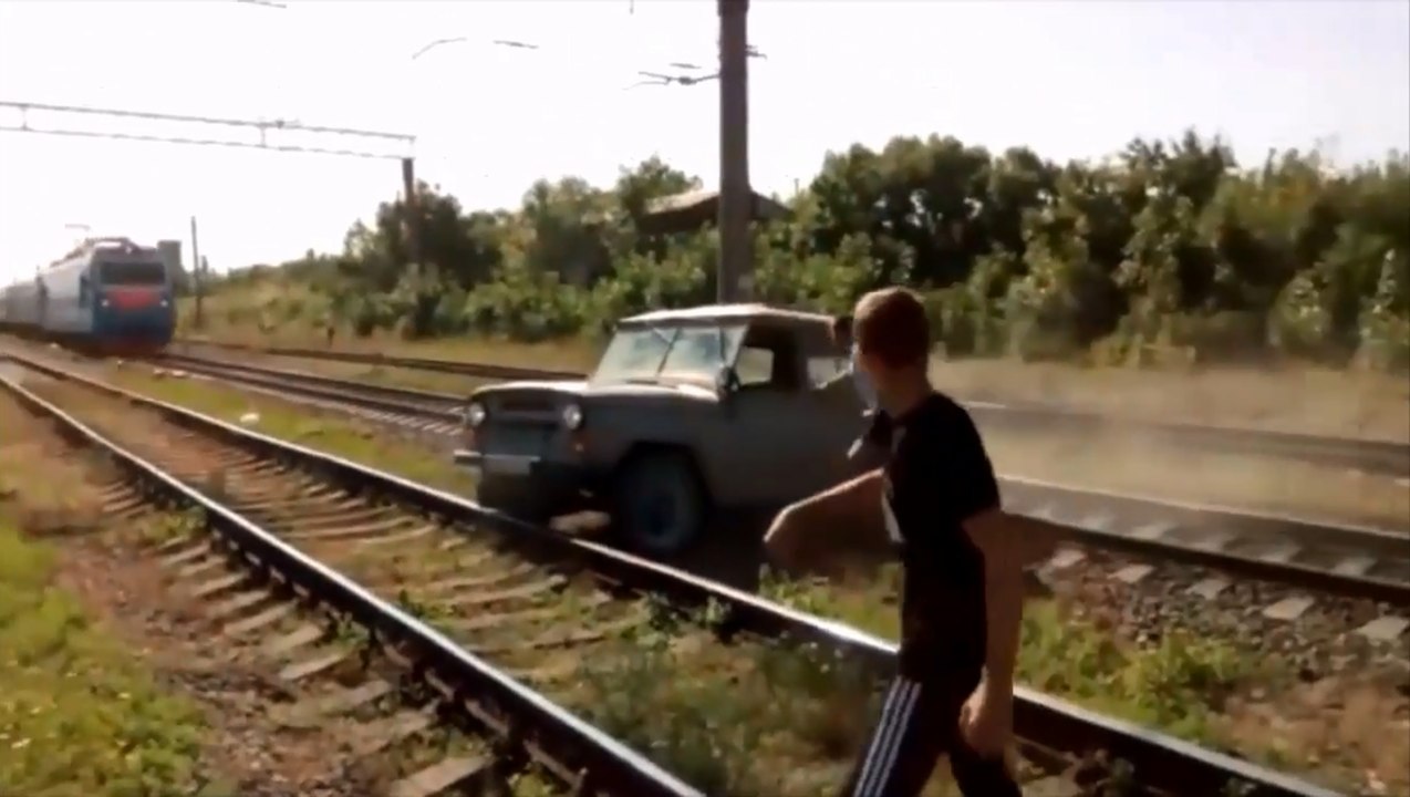 Un 4x4 tente de traverser une voie ferrée et reste coincé.