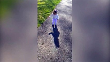 Cette petite fille est effrayée par son ombre