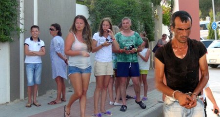 Yol Ortasında Şınav Çekti, Kendisini Uyaran Turist Otobüsüne Sopayla Saldırdı