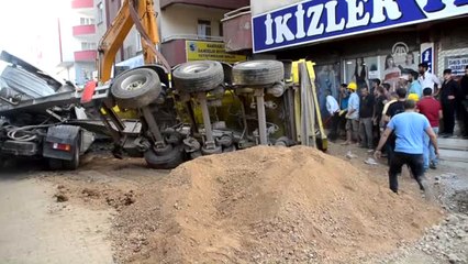 Yüksekova'da Kum Yüklü Kamyon Devrildi