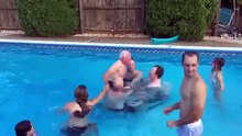 Il rêvait de faire un backflip dans la piscine à 71 ans