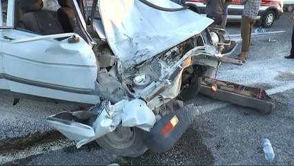 Otomobil Kum Yüklü Traktöre Çarptı: 1'i Ağır, 4 Yaralı