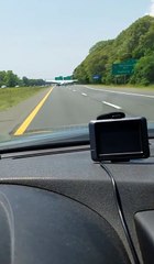 ¡Avioneta aterriza en plena autopista!