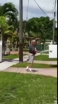 Un homme en Floride tire sur des pneus de camions de travaux stationnés à l'extérieur de sa maison