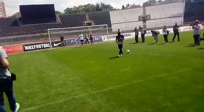 FEŠTA U HUMSKOJ: Grobari su Sumu dočekali kultnim hitom, Gvinejac je uzvratio na ovaj način!