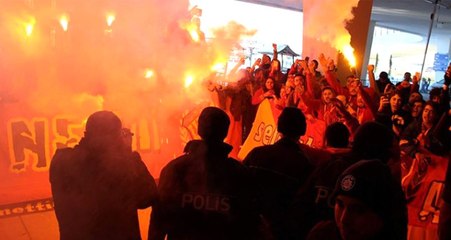 Galatasaraylı Taraftarlar, Florya'da Protesto Gösterisi Yaptı