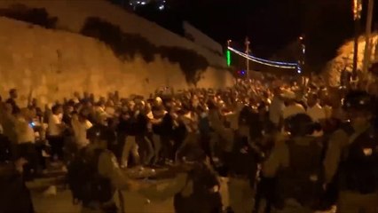 الاحتلال يفرق بالقوة جموع الفلسطينيين أمام باب الأسباط