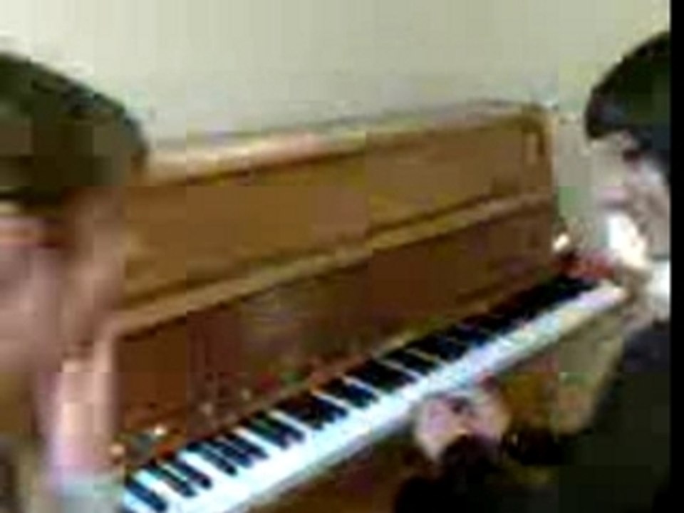 Clémence et Gaelle au piano ( au lycée ^^ )
