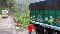 Amazing DRIVING by APSTS Bus on HIMALAYAN ROADS - Narrow Escape from DEATH. Se