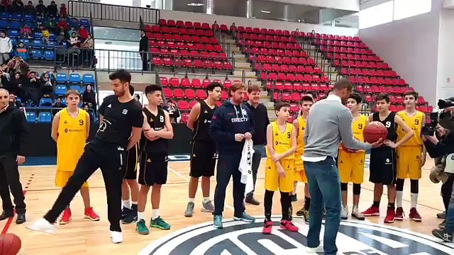 Dos au cercle, Tony Parker marque un panier du milieu de terrain !
