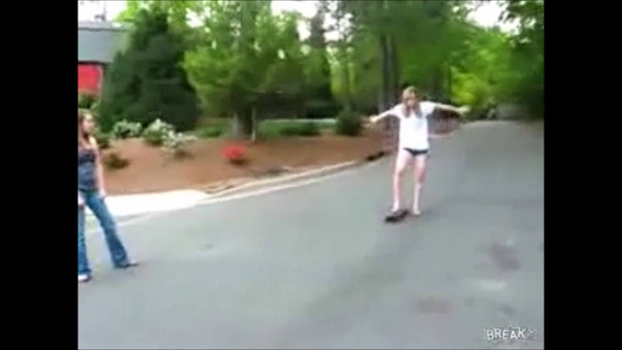 Cette blonde se prend la gamelle de sa vie en Skate