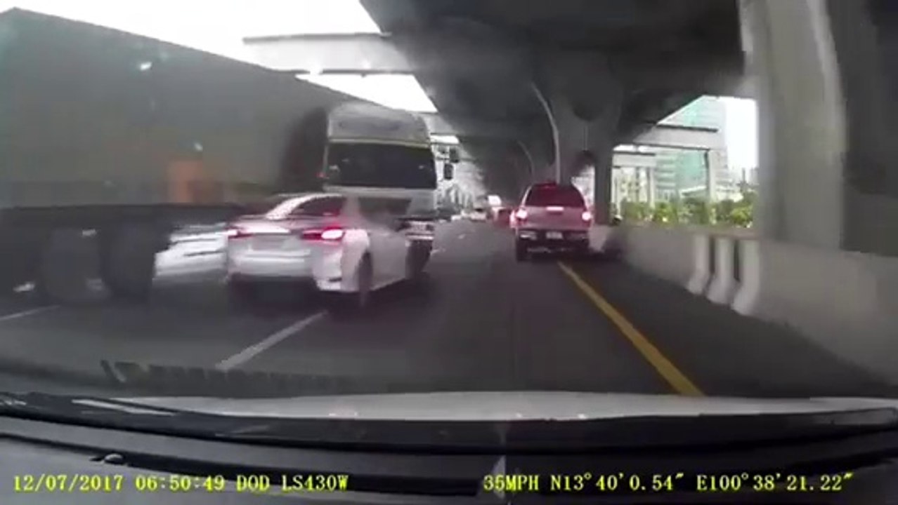 Ce camion se met à tourner brusquement et provoque un terrible accident