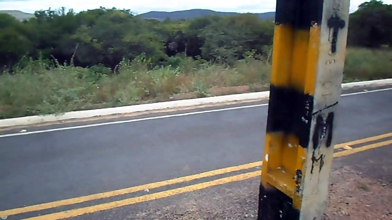 Mais que fait ce poteau téléphonique au milieu de la route... Boulette des ouvriers