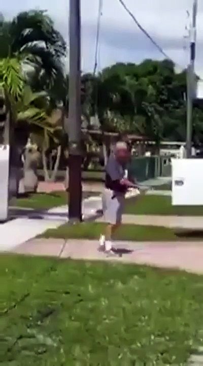 Il sort son fusil pour creuver les pneus des camions de chantier garés devant chez lui