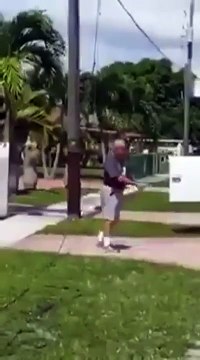 Il sort son fusil pour creuver les pneus des camions de chantier garés devant chez lui