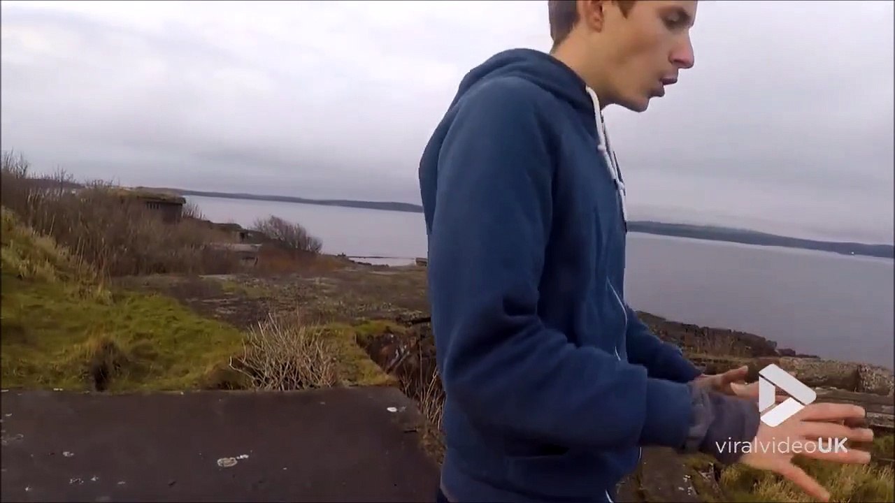 Il est pret à sauter du toit mais n'a pas vu le petit trou derrière lui...