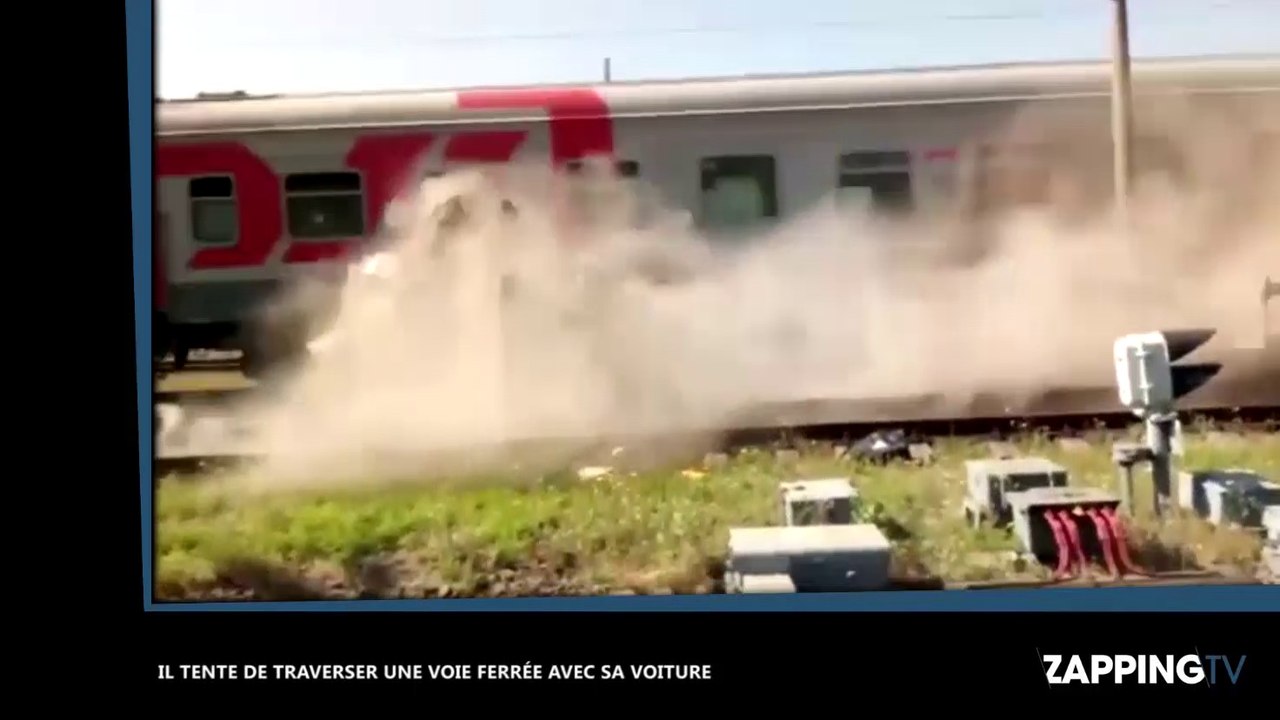 Il tente de traverser une voie ferrée avec sa voiture et échappe de peu à la mort (vidéo)