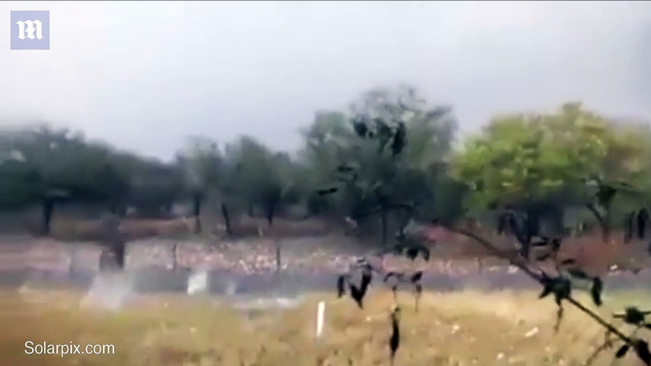 Khủng khiếp bão tấn công, "bắn" từng viên mưa đá kèm lực mạnh xuống đất