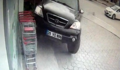 Kontrolden çıkan cip markete böyle daldı