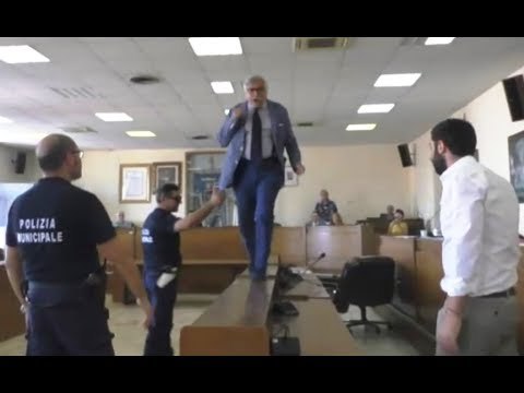 Aversa (CE) - Santulli corre sui banchi del Consiglio - long version (20.07.17)