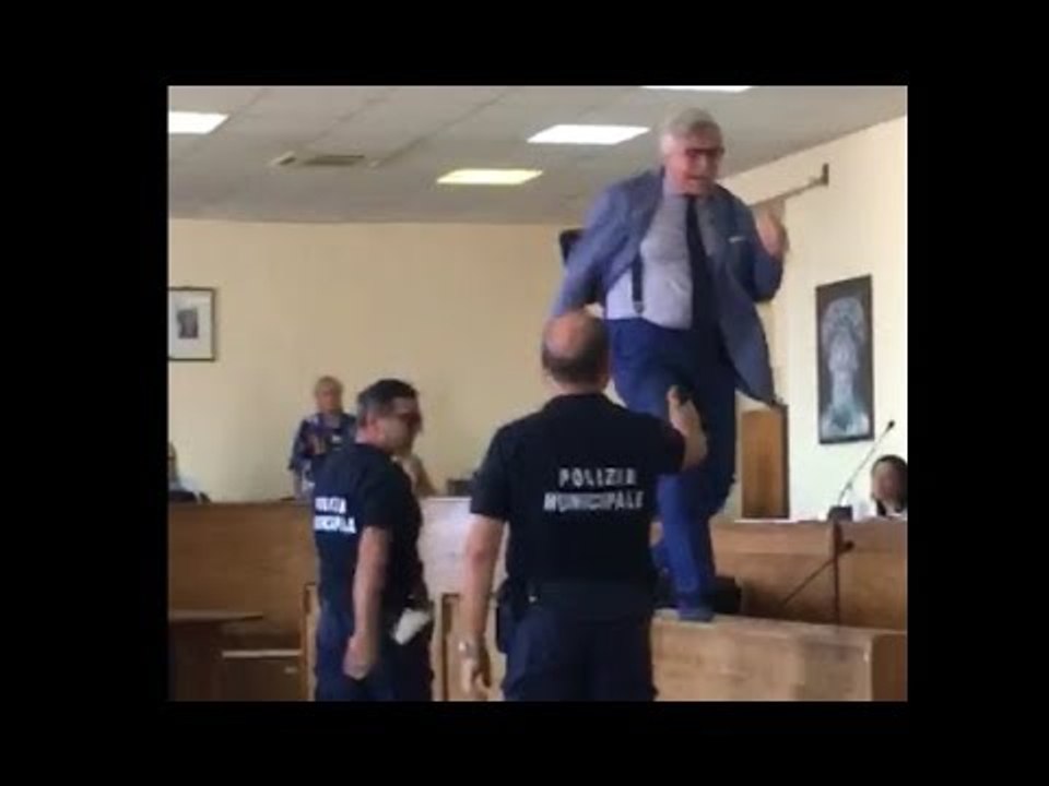 Aversa (CE) - Santulli show durante il Consiglio: "corre" sui banchi per protesta (20.07.17)