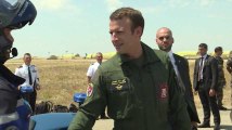 Emmanuel Macron enfile la tenue militaire