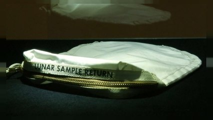 Venduto all'asta il sacchetto con cui Armstrong portò sulla Terra la "polvere di luna"