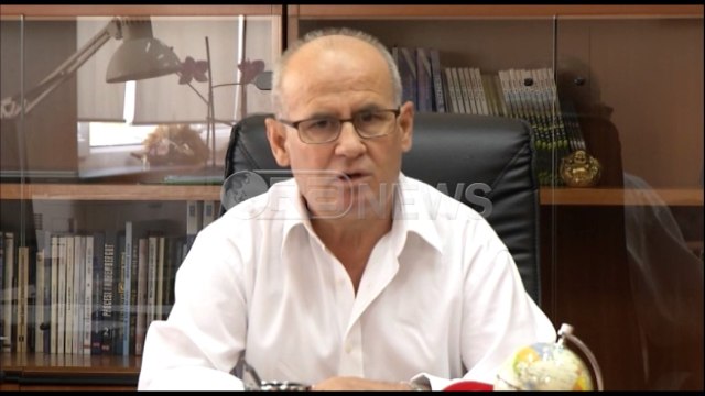 Ora News - Aplikimet në universitete, rektori Koni qetëson maturantët