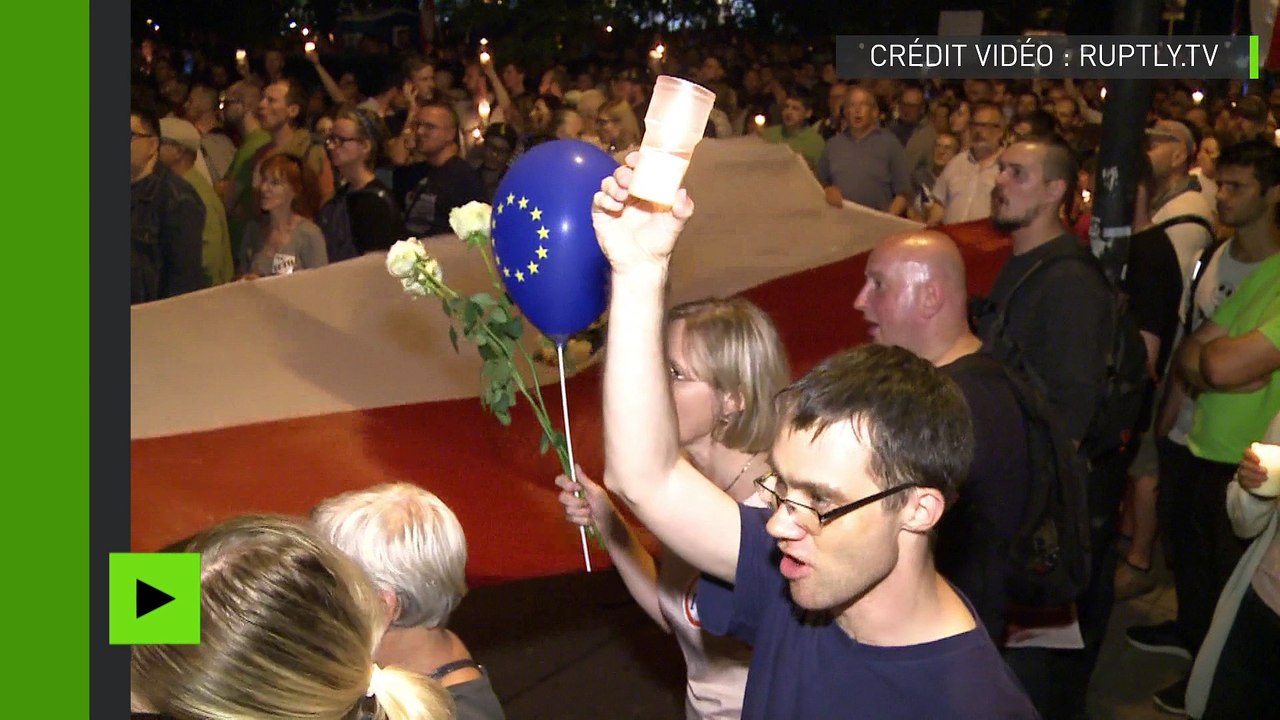 Varsovie : un grand drapeau polonais déployé devant le parlement contre les réformes judiciaires