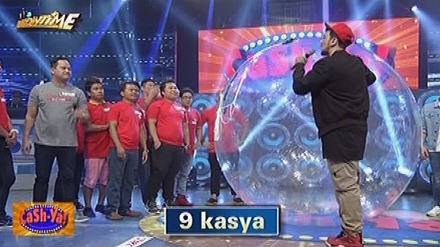 It's Showtime: Team Funny Ka, Pare Ko in a balance challenge