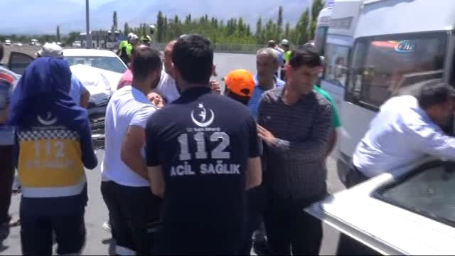 Minibüs ile Otomobil Çarpıştı: 12 Yaralı