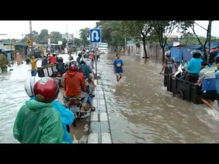 NET12 - Banjir di Ciledug membuat kemacetan yang panjang
