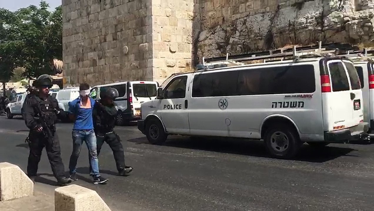 على طريقة داعش قوات الاحتلال تلقى القبض على الفلسطينيين بالقدس