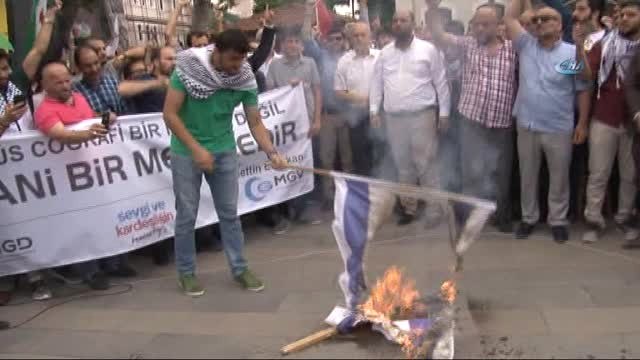 İsrail'i Protesto Edip Bayrak Yaktılar