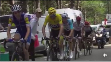 Honteux! Le maillot jaune Chris Froom se fait cracher dessus par un spectateur dans l'Izoard