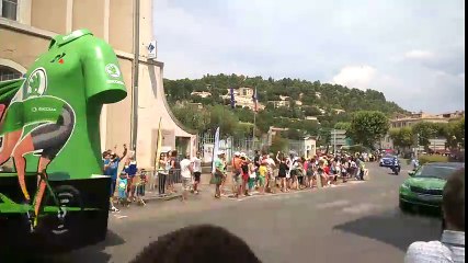La caravane du Tour de France passe à Apt